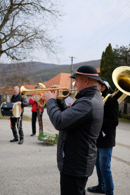 Fašiangové hranie Hostianskej kapely po dedine