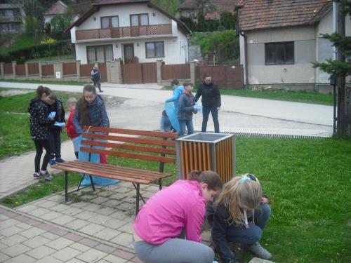 Deň zeme - čistenie okolia Hostianskeho potoka v centre obce