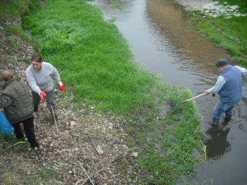 Deň zeme - čistenie okolia Hostianskeho potoka v centre obce