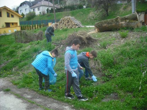 Deň zeme - čistenie okolia Hostianskeho potoka v centre obce